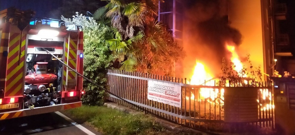 Paura a Riva del Garda, un’auto va in fiamme e l’incendio rischia di propagarsi anche alla casa